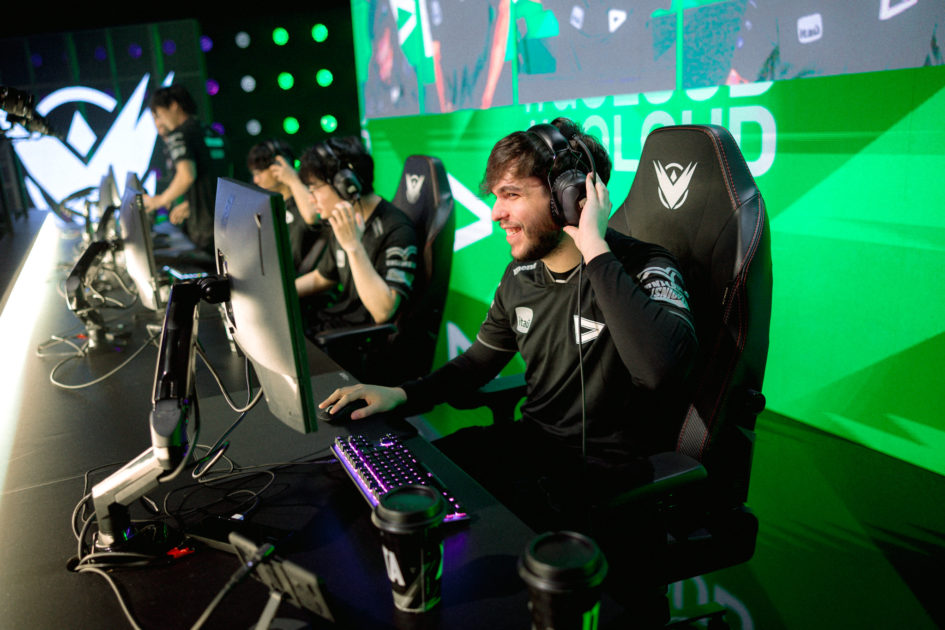 Foto de RedBert representando a LOUD.