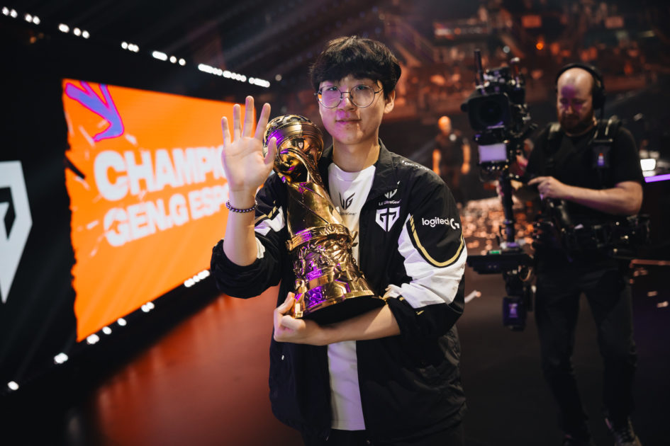 Foto de Ruler com o troféu do MSI.