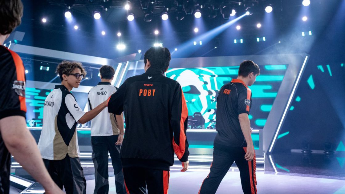Foto de Poby, mid laner da FNATIC.