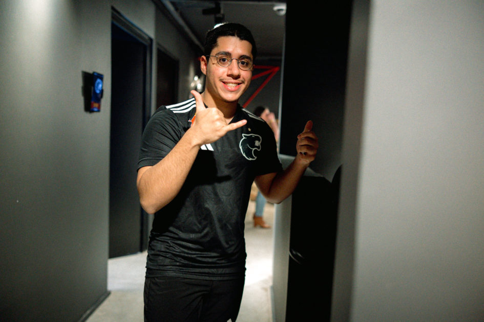 Foto de Tatu fazendo hangloose pela FURIA.