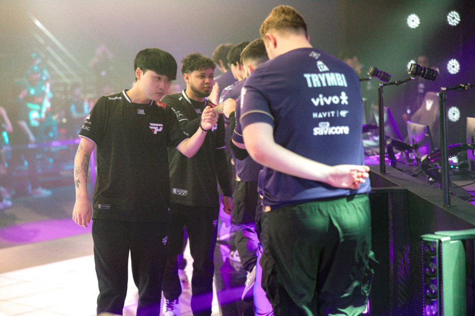 Foto de paiN e Vivo Keyd Stars se cumprimentando.