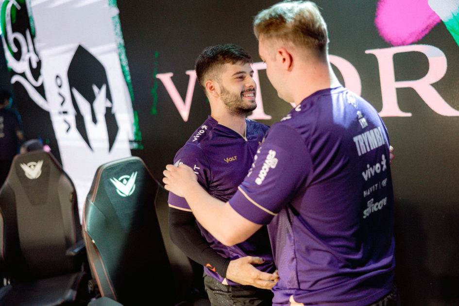 Foto de Morttheus e Trymbi pós-vitória da Vivo Keyd Stars.