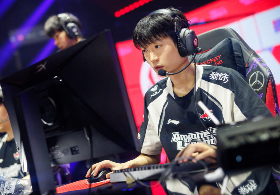 Foto de Shanks, mid laner da Anyone's Legend.