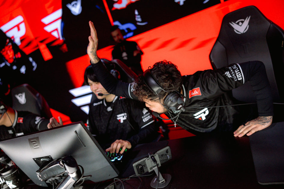 Titan cumprimenta Cariok durante jogo da paiN Gaming.