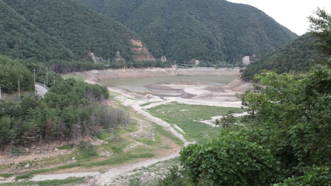 Na foto, a cidade de Gangneung recebendo ajuda. Cidade recebeu ajuda do Chovy