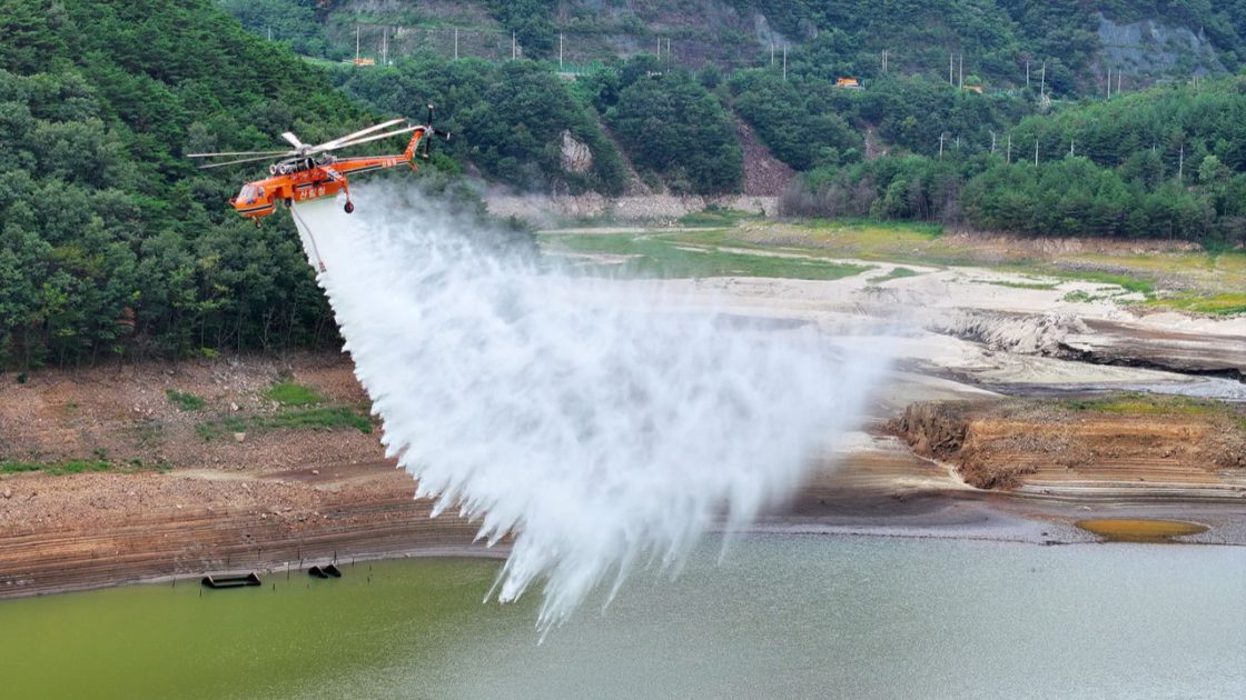 Na foto, a cidade de Gangneung recebendo ajuda. Cidade recebeu ajuda do Chovy