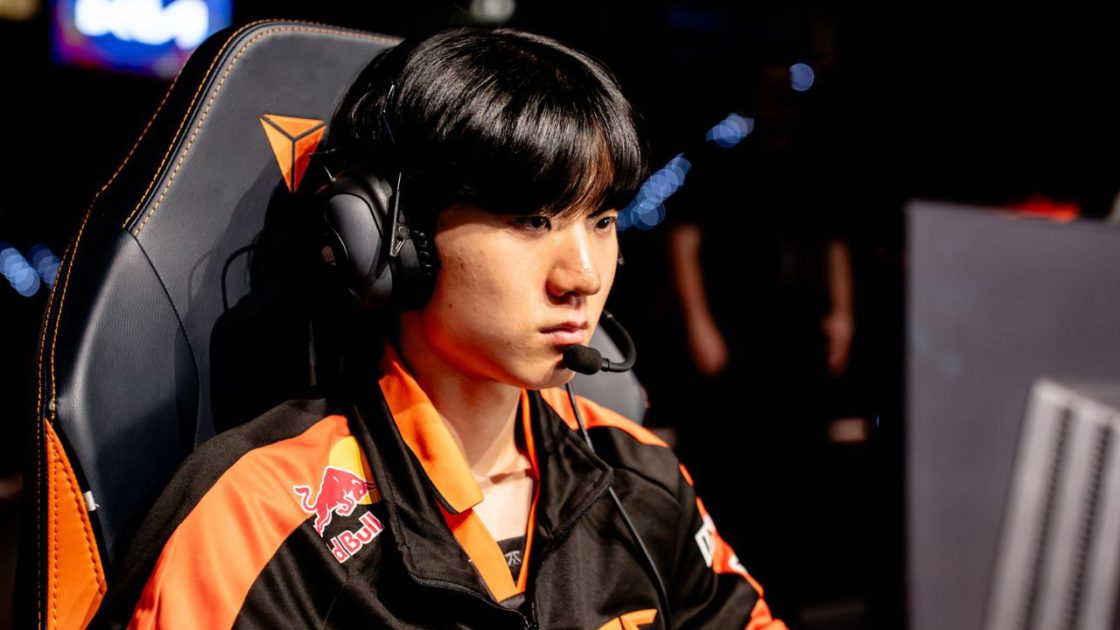 Na foto, o mid-laner da FNATIC Poby