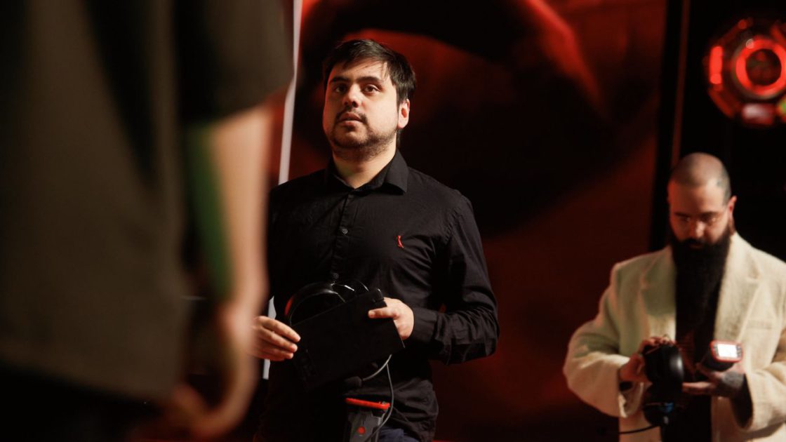 Foto de Tockers passando instruções para a RED Canids no stage da LTA Américas 2025.