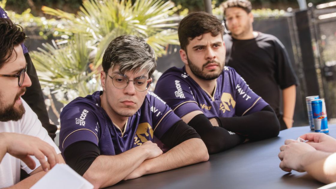 Na foto, Disamis, jungler e Morttheus, ADC da Vivo Keyd Stars