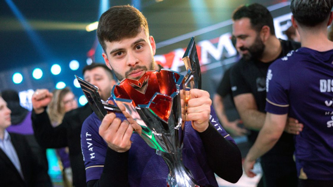 Na foto, o ADC da VKS, Morttheus