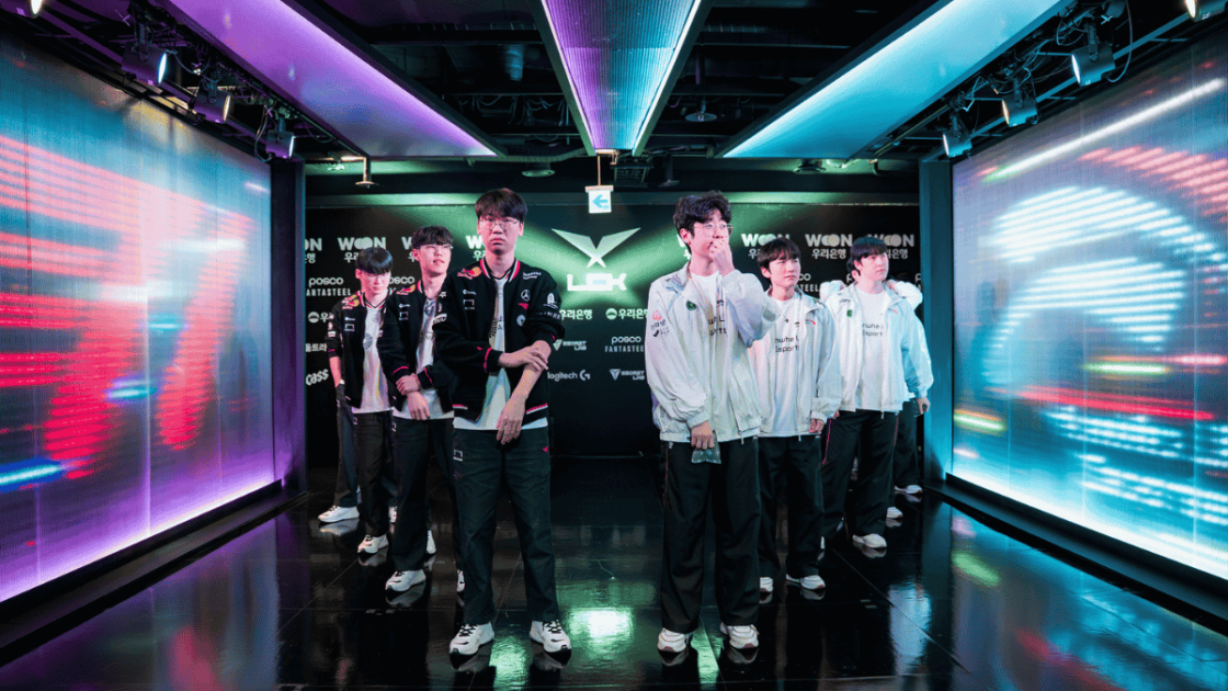 Foto das equipes de T1 e HLE enfileiradas.