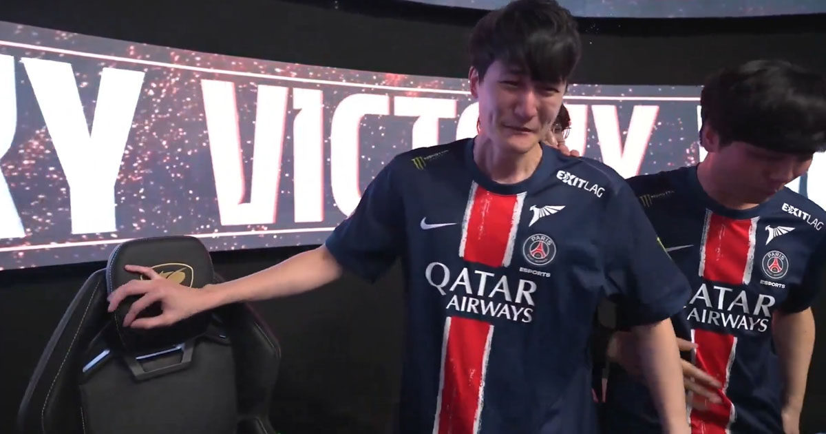 Imagem do jogador Karsa chorando no palco da LCP