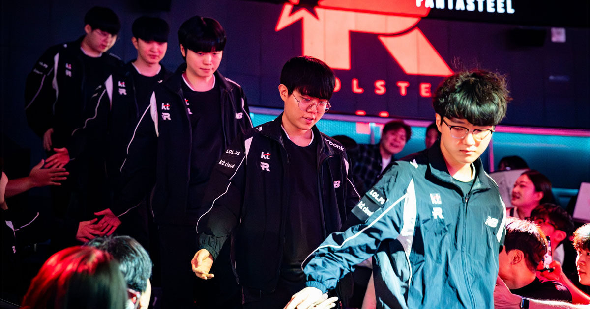 Imagem da line-up da KT Rolster caminhando no palco da LCK 2025