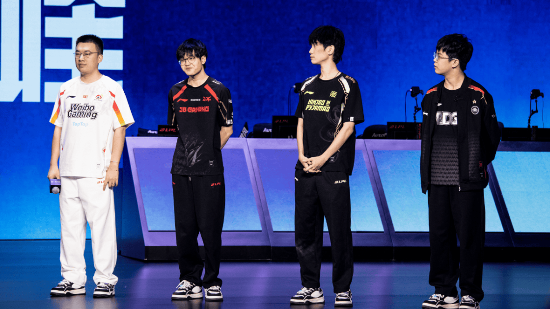Foto de jogadores enfileirados para definição dos confrontos dos playoffs na LPL 2025 3º Split.