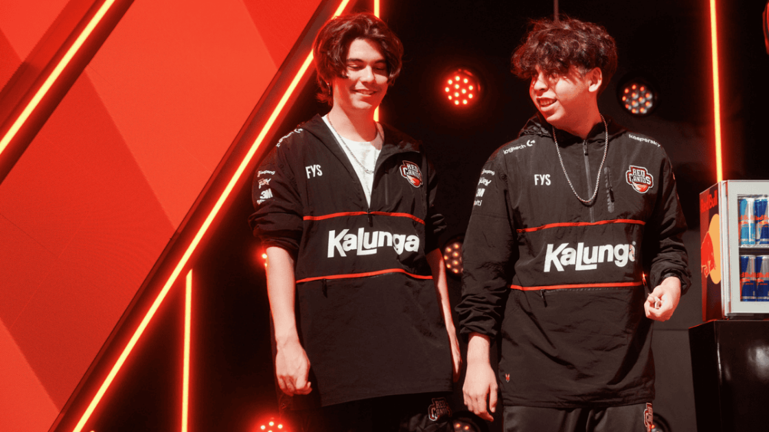 Foto de Kaze e DOOM representando a RED Canids.