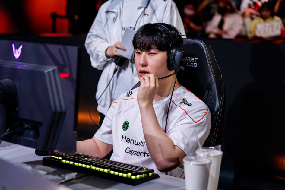 Foto de Zeka, representando a Hanwha Life Esports.