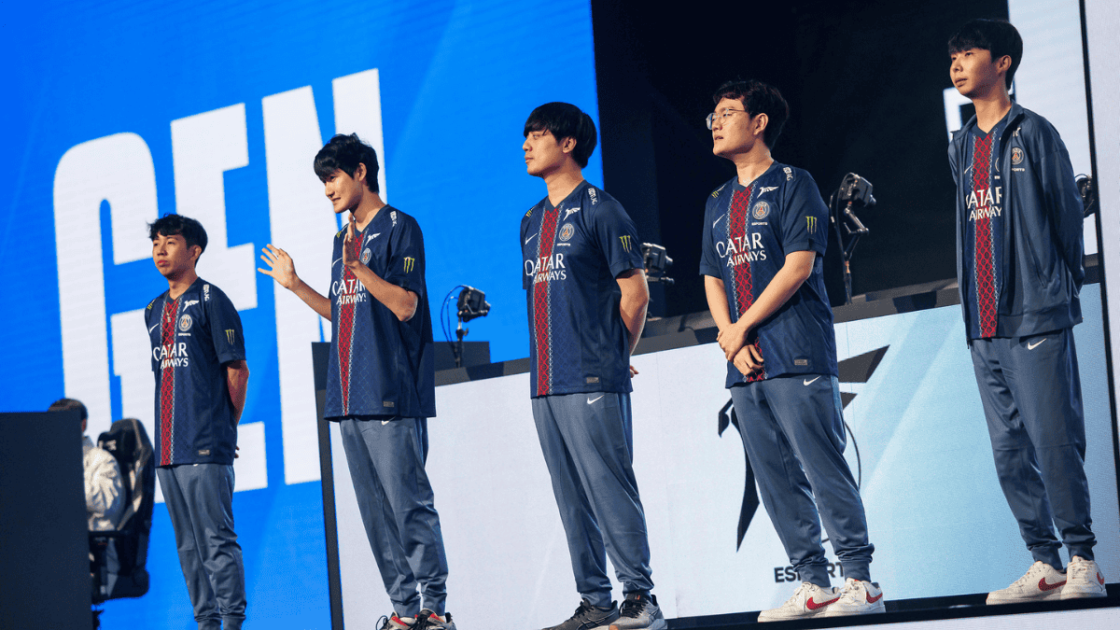 Foto da equipe da PSG Talon no palco do Worlds 2025.