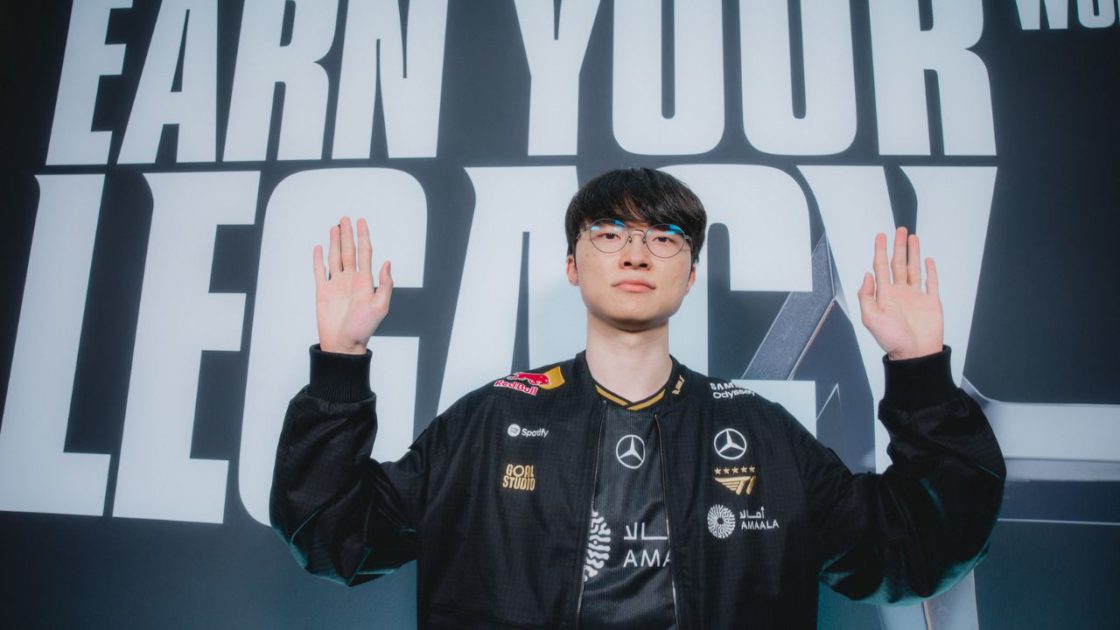 Foto de Faker no Worlds 2025 de costas para a taça do torneio.