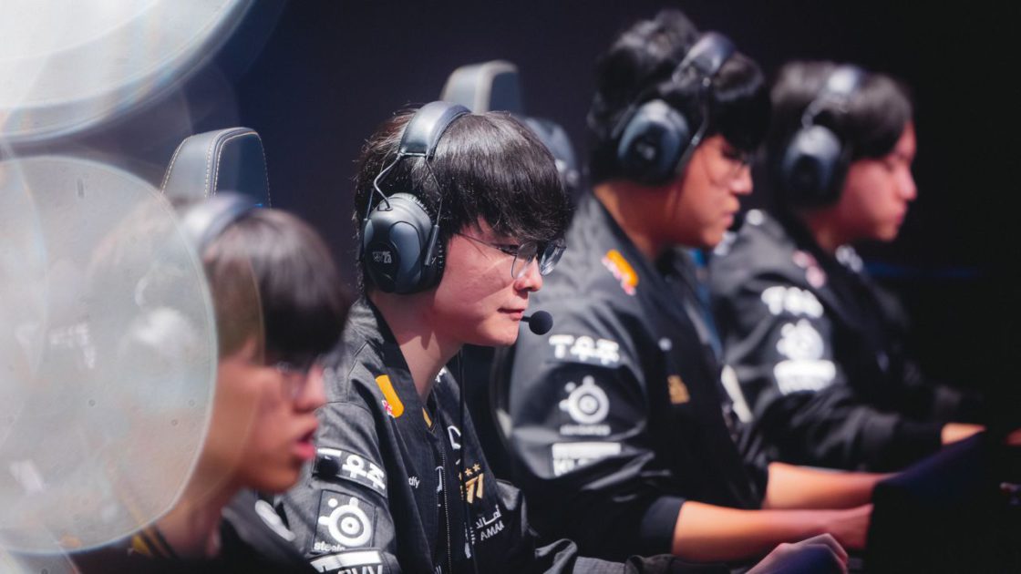 Foto de Faker no Worlds 2025 de costas para a taça do torneio.