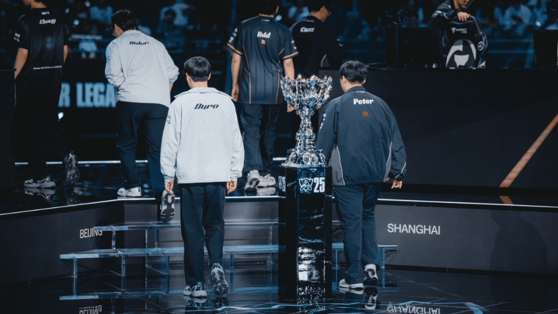 Foto de Peter e Duro com a taça do Worlds 2025 entre eles.
