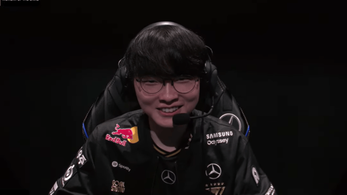 Foto de Faker sorrindo durante jogo 4 contra a KT.