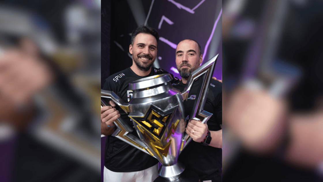 Foto de Kakavel e Buzz com troféu.
