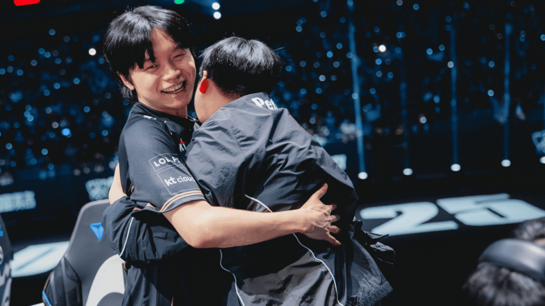 Foto de Bdd e Peter se abraçando após vitória da KT.