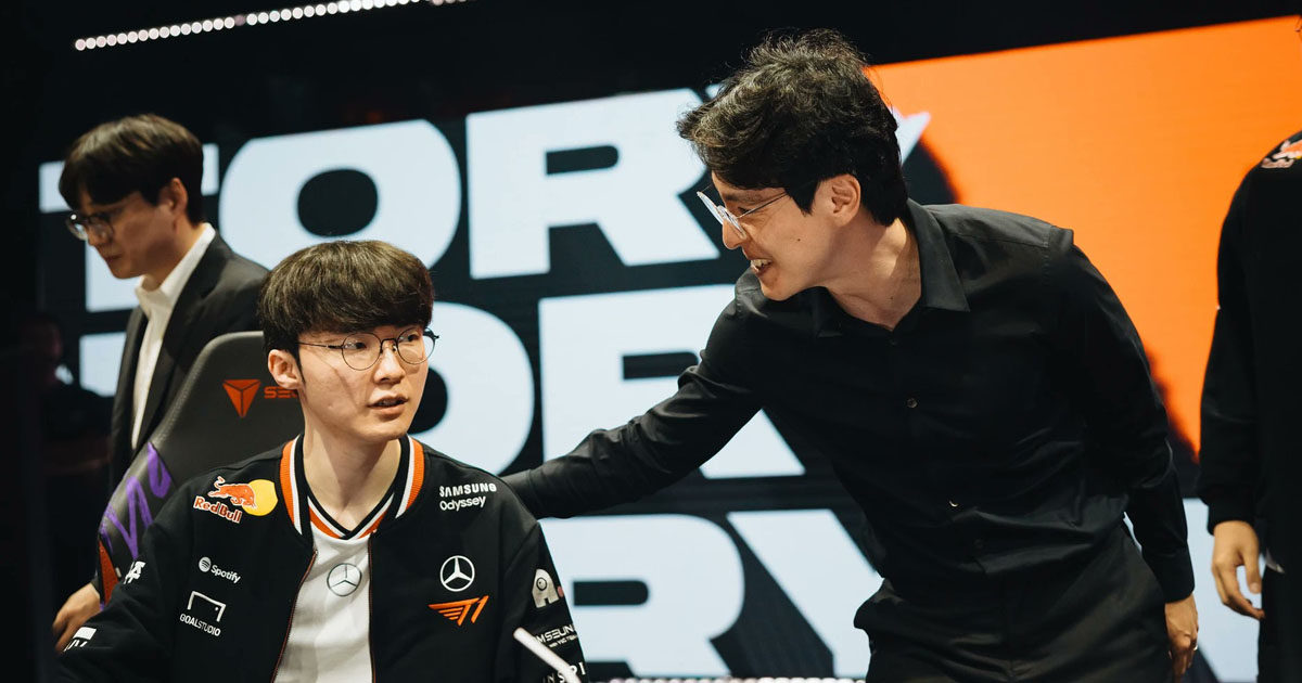 Imagem do treinador Kkoma com o jogador Faker