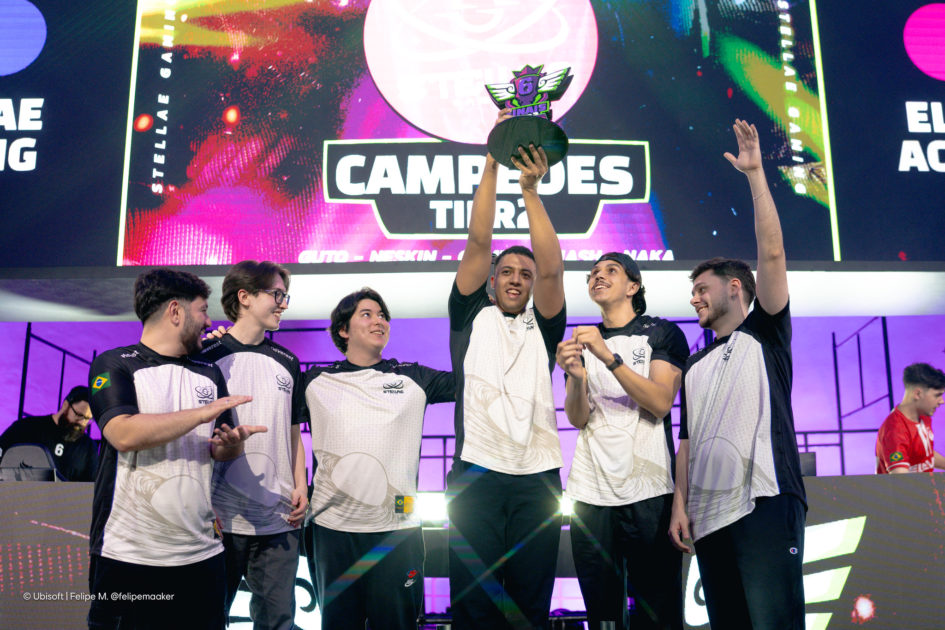 Foto da Stellae Gaming, levantando a taça do torneio de Tier 2 de Rainbow Six..