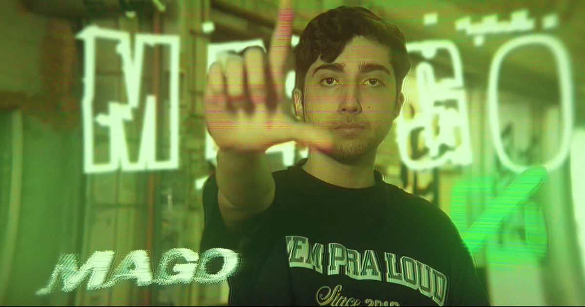 Imagem do jogador Jean Mago fazendo o símbolo "L" com a mão durante o anuncio da sua entrada na LOUD de LoL