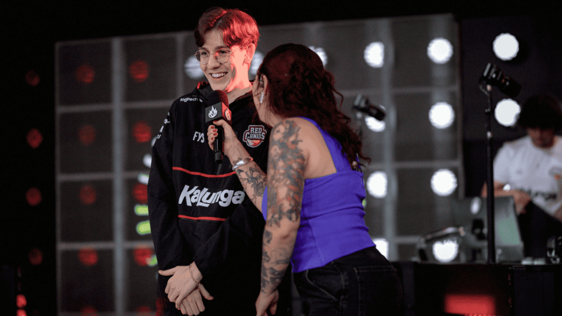 Foto de Frosty em entrevista no palco do CBLOL 2026.