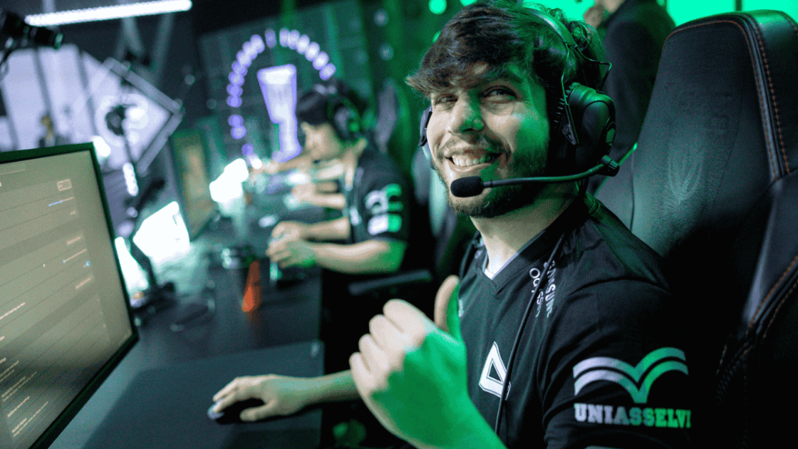 Foto de RedBert jogando pela LOUD.