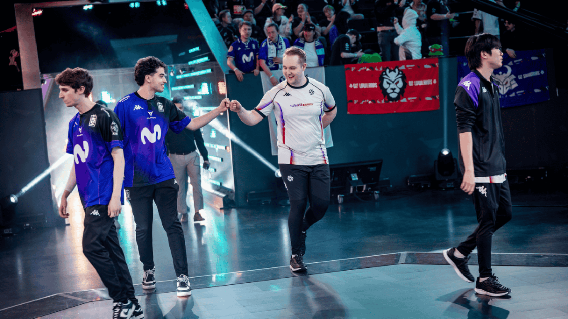 Foto de Trymbi cumprimentando Alvaro na LEC 2026.