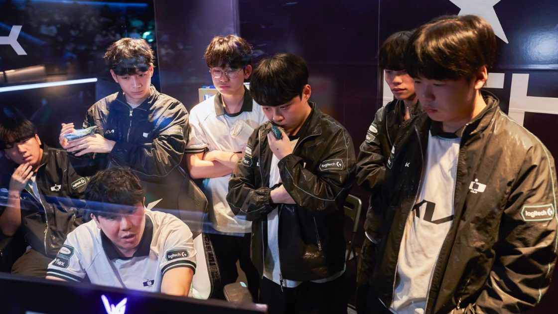 Na foto, o time da Dplus KIA na LCK 2026