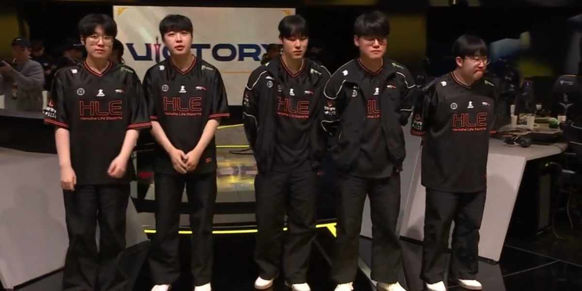 Imagem do tiem da Hanwha Life acenando no palco da LCK 2026