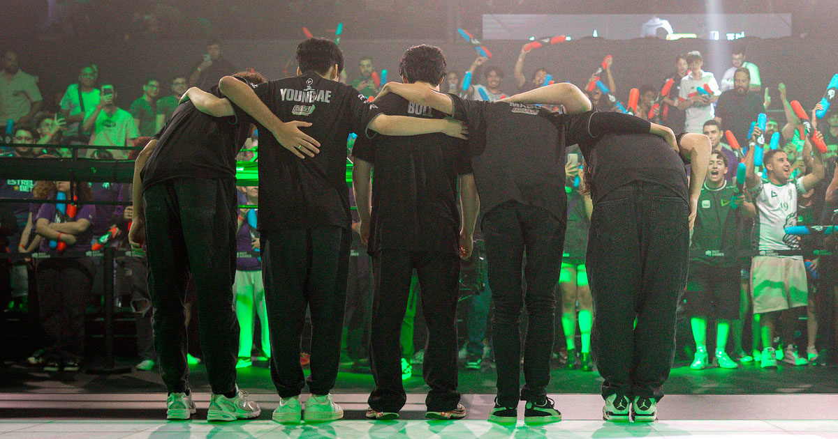 Imagem do tiem da LOUD agradecendo a torcida no palco do CBLOL 2026