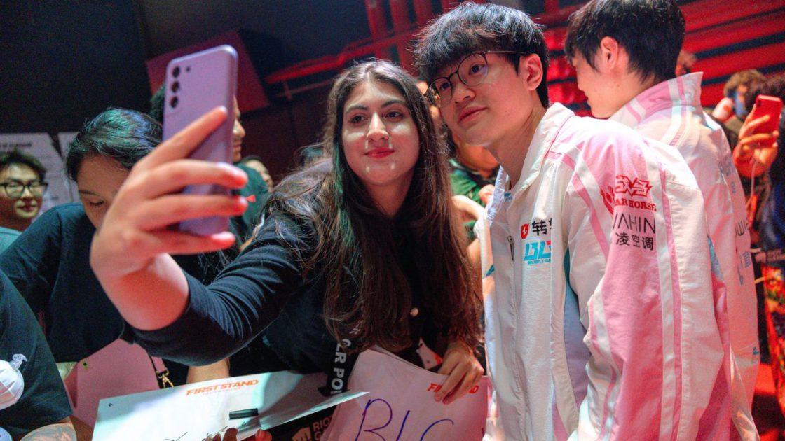 Foto da equipe do BLG Xun com fãs no First Stand 2026