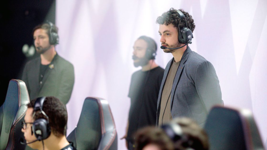 Na foto, o head-coach da FURIA, Furyz