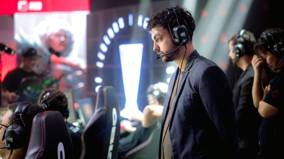 Na foto, o head-coach da FURIA, Furyz