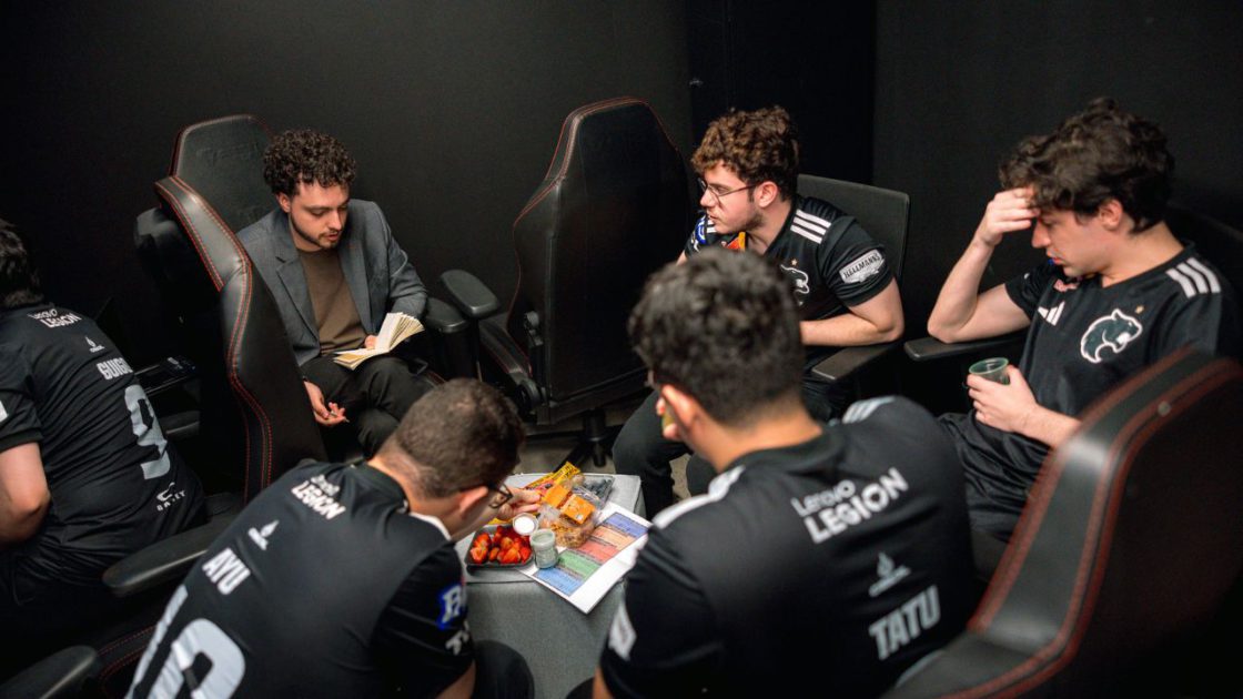 Na foto, o head-coach da FURIA, Furyz