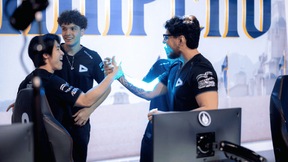 Foto de Envy cumprimentando Bull.