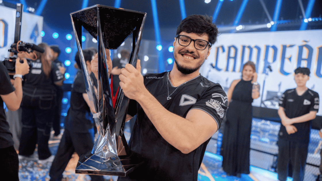 Foto de Envy com o troféu da Copa CBLOL 2026.