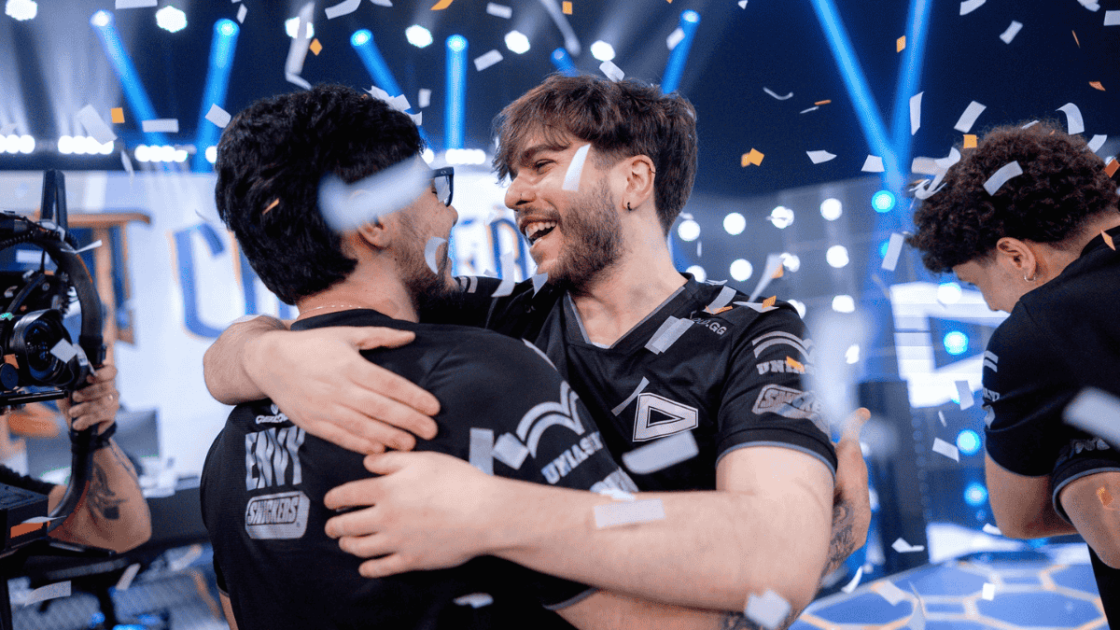 Foto de Bull e RedBert se abraçando após título da LOUD.