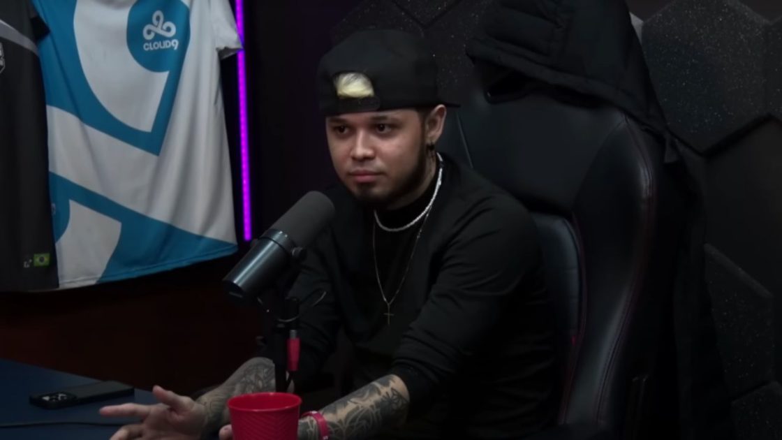 Na foto, TitaN, jogador profissional de LoL