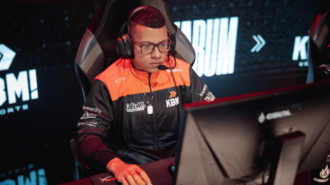 Foto de Samkz representando a KaBuM! no CBLOL 2023.