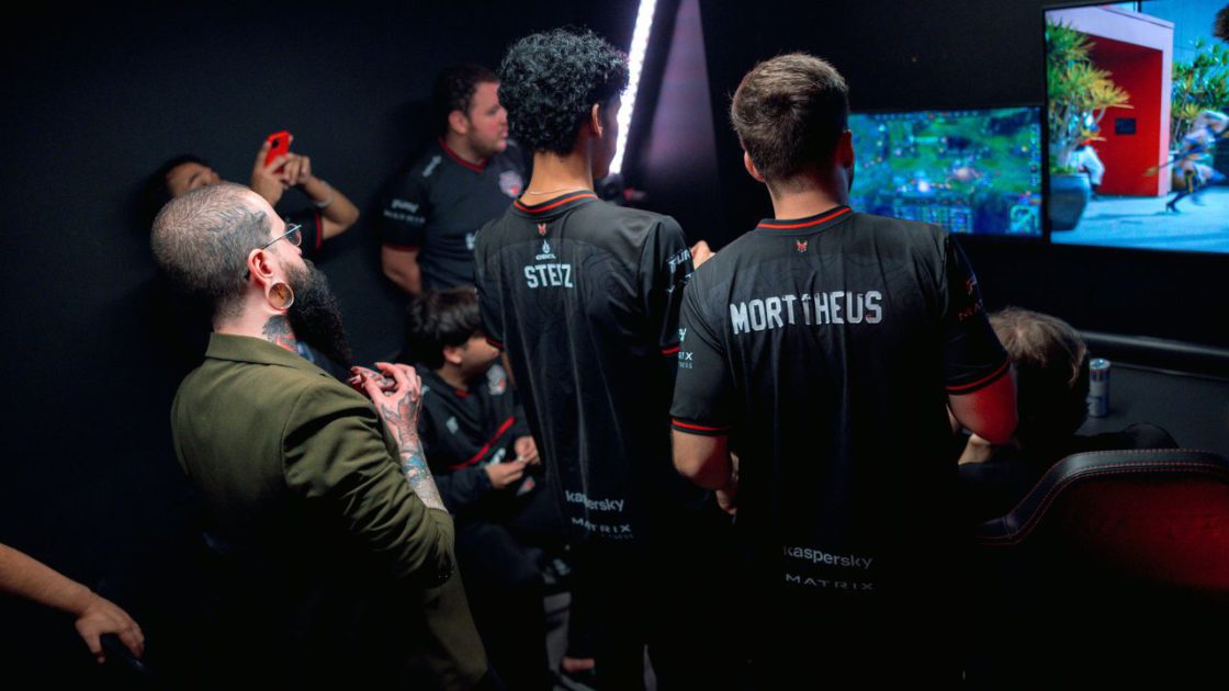 Na foto, o time da RED Canids no CBLOL 2026 1º split