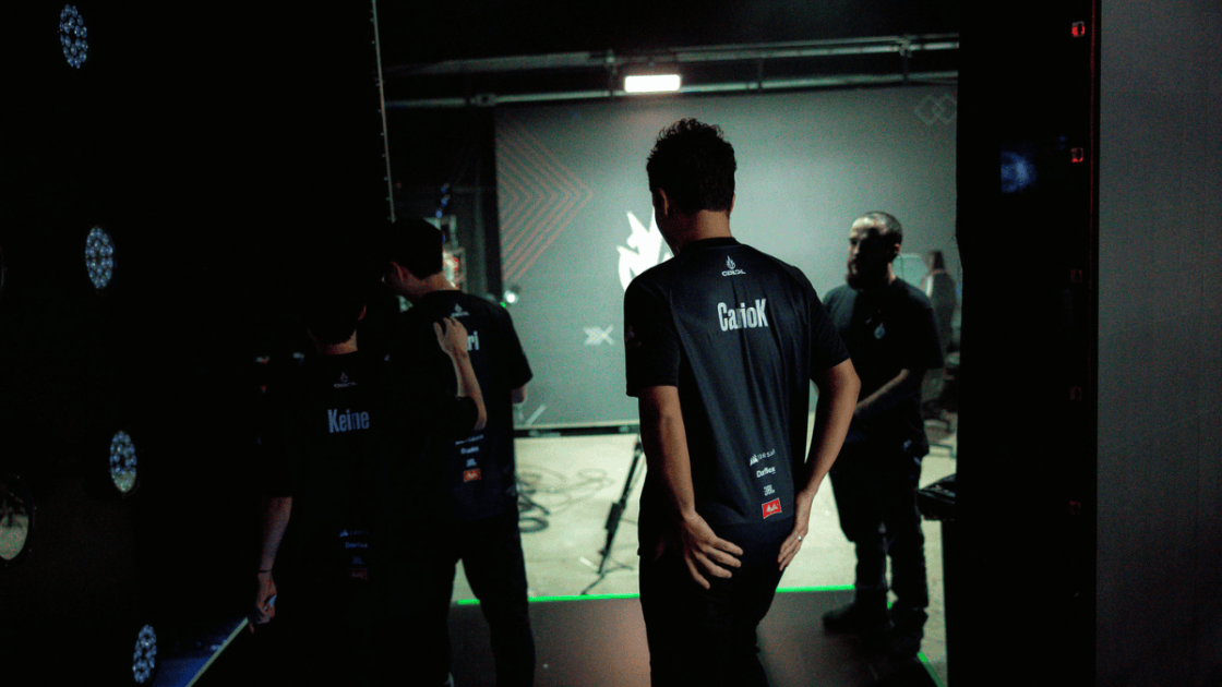 Foto de Cariok saindo do stage do CBLOL 2026.
