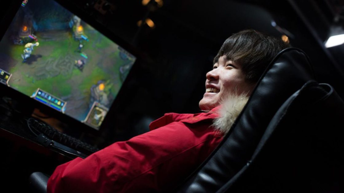Na foto, Faker, mid-laner da T1