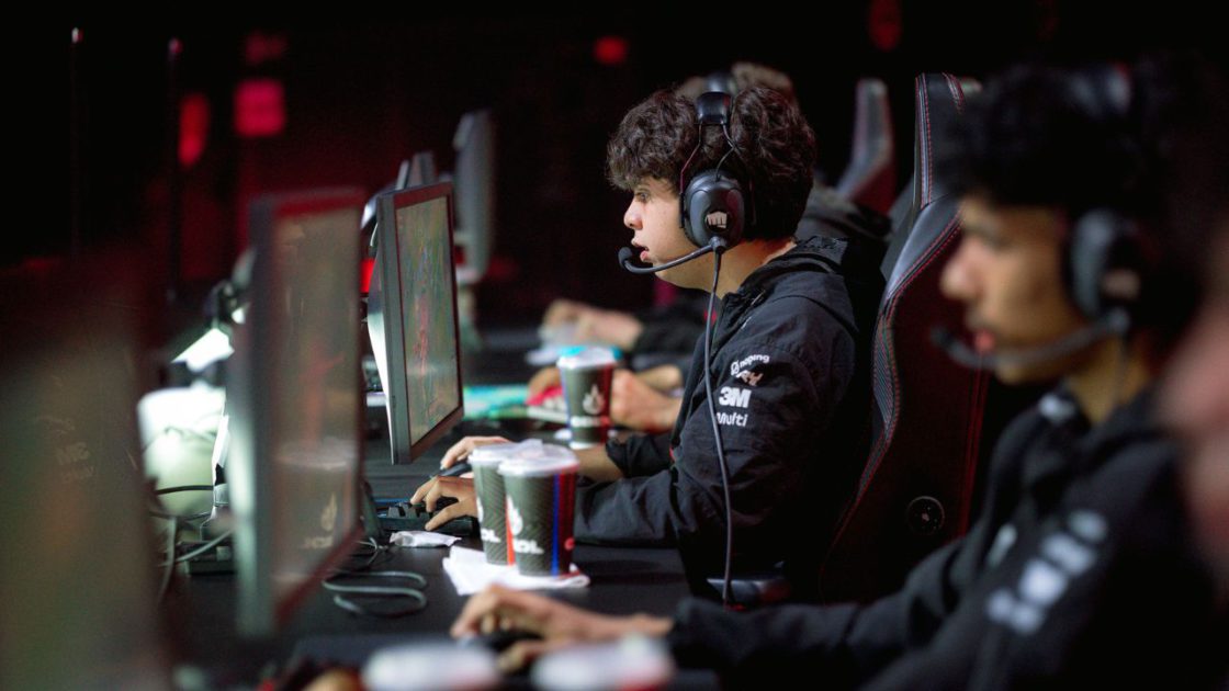 Na foto, Kaze, mid-laner da RED Canids