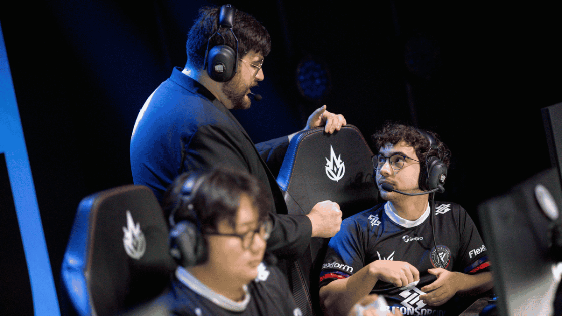 Foto de Nothing falando com Momochi, representando o Fluxo W7M.